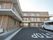 施設建物は鉄筋コンクリート３階建てという頑丈な造りになっている。駐車場はアスファルトで舗装されている。
