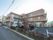 施設建物は３階建ての構造になっており、それぞれの居室のベランダは行き来可能な通路としても機能している。