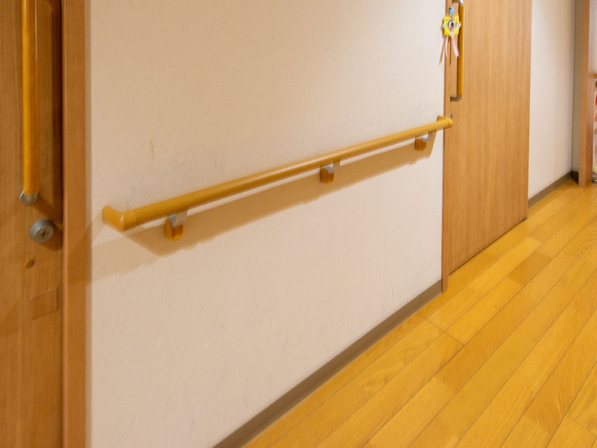 壁に手すりが設置された廊下