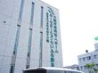 遠くからでも見えるように、大きく書かれている施設の名称とロゴ