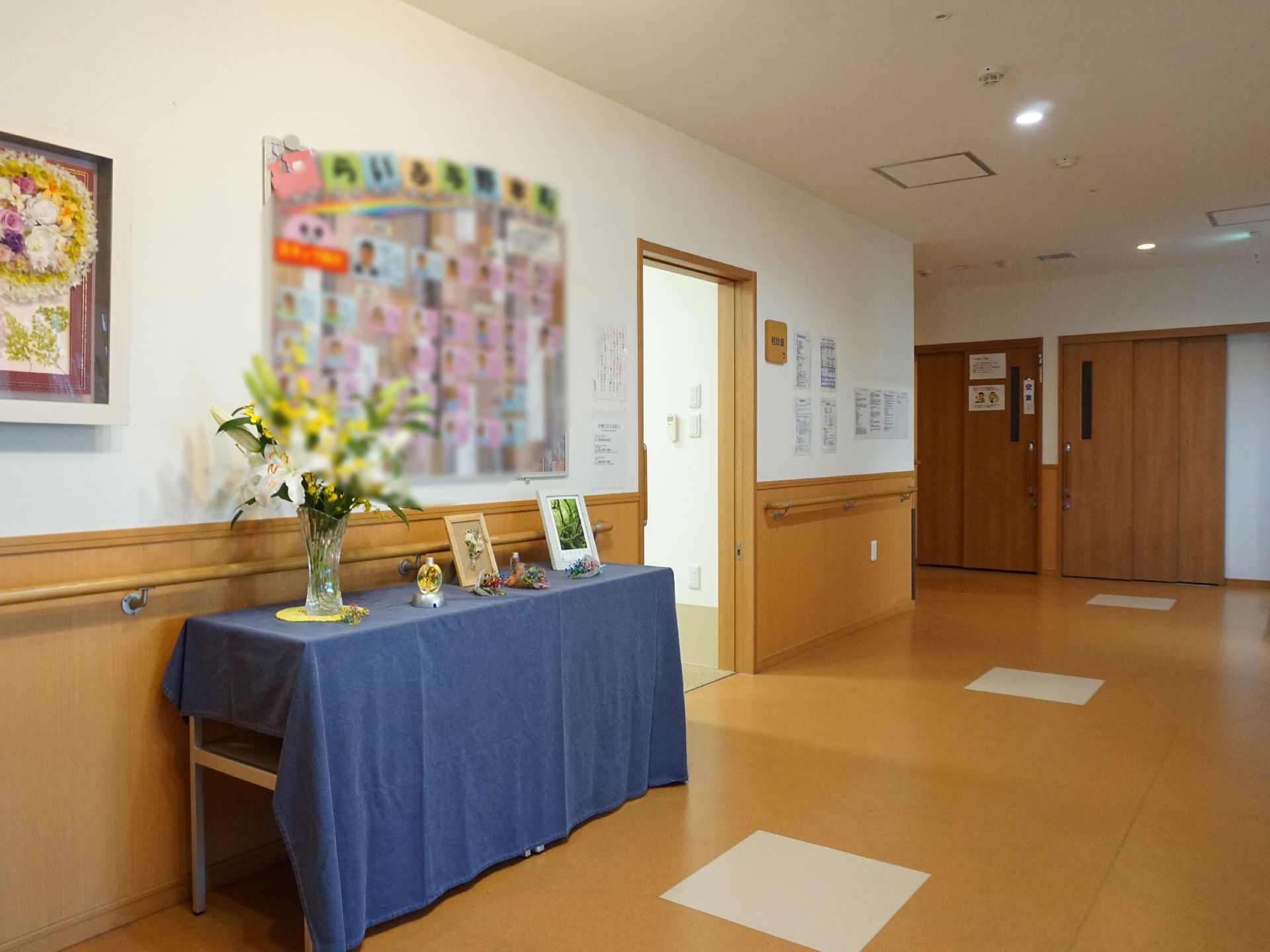 入居者がレクリエーションやクラブ活動で作った作品が飾られている展示スペース