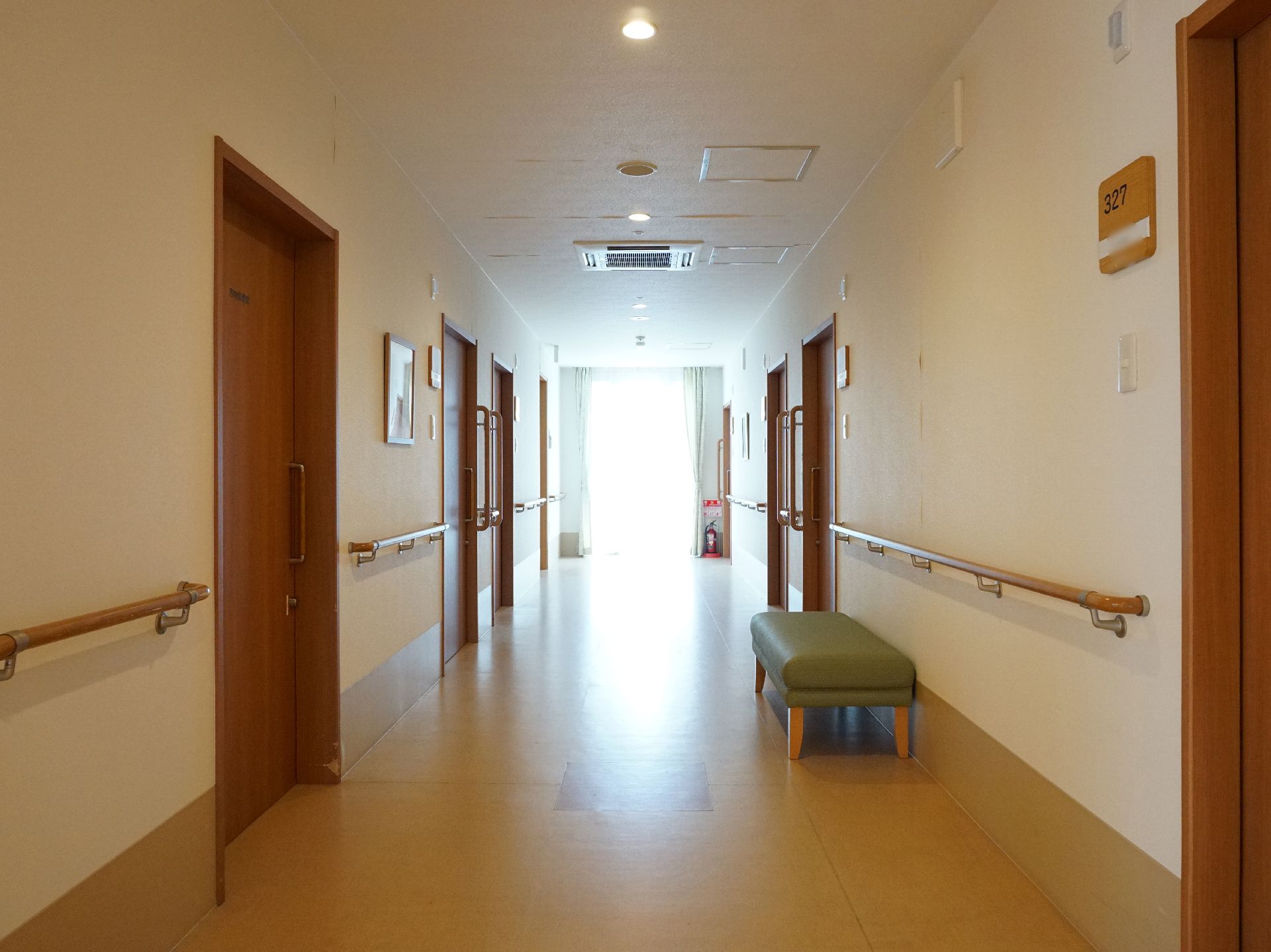 バリアフリー化され、壁に手すりが取り付けられている廊下