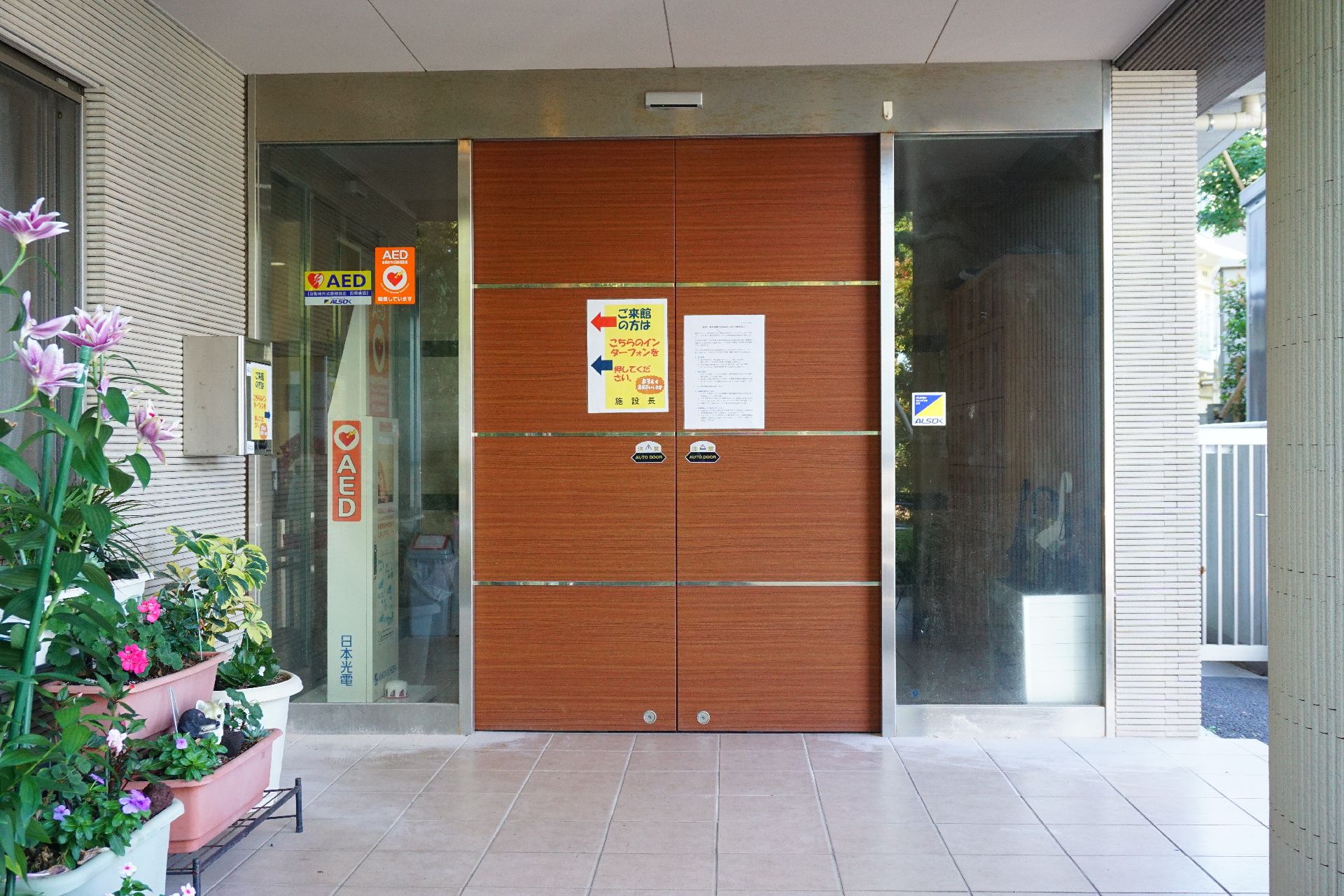 床には段差が一切なく、引き戸のドアが設置されている玄関