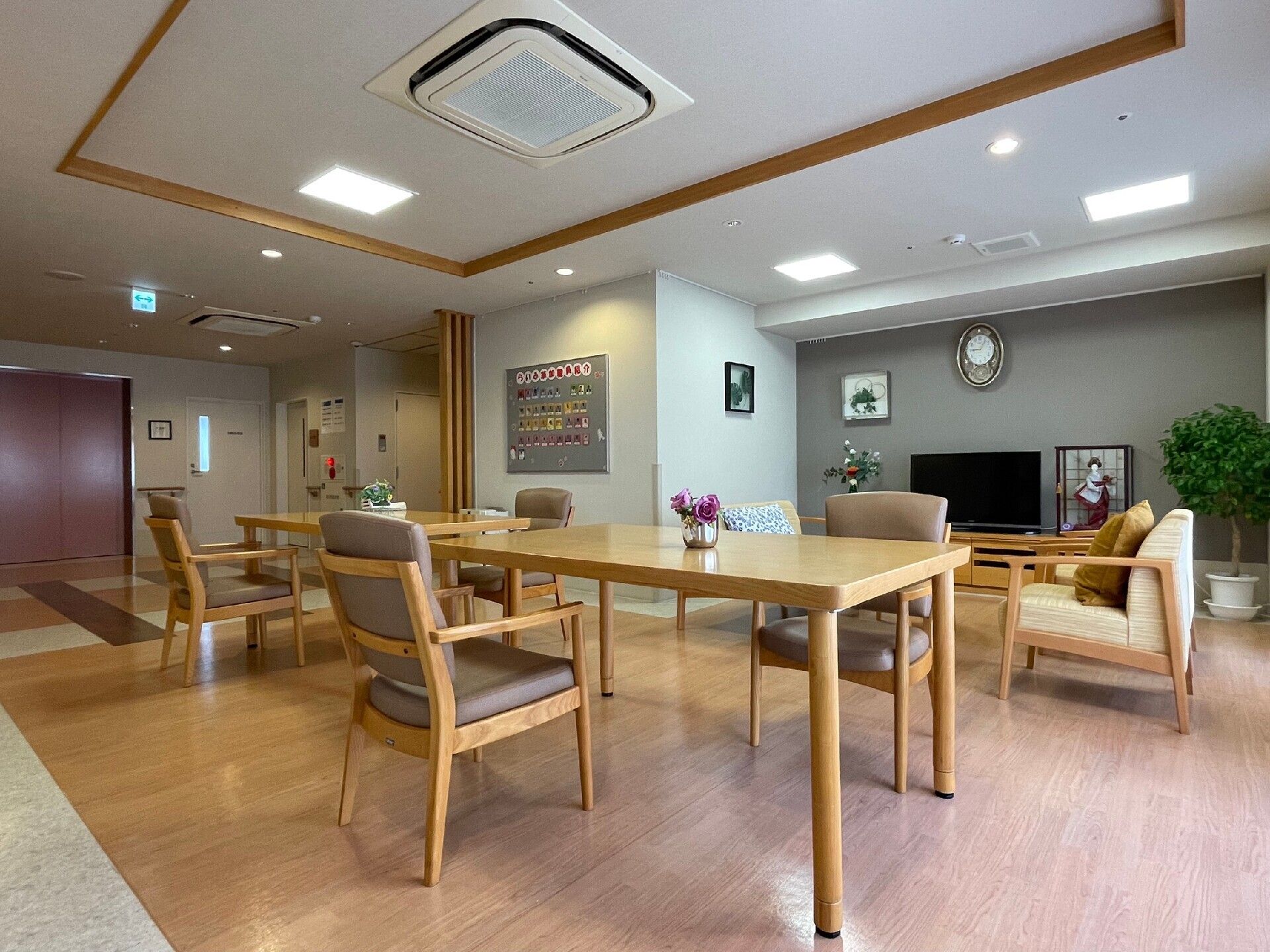 スタッフや地域の方と入居者さまが集合する食堂