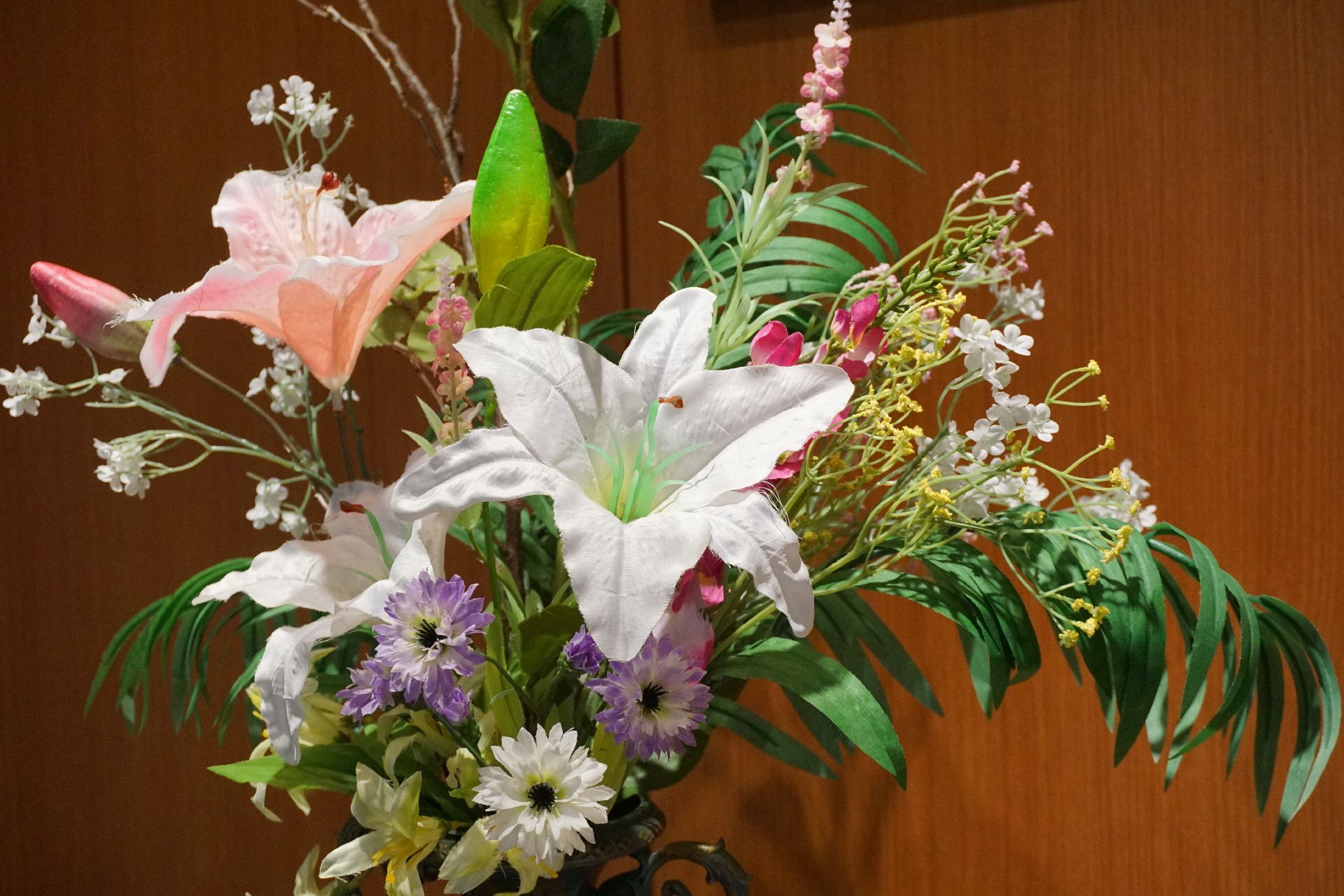 館内に展示されている、美しい花が生けられている生け花