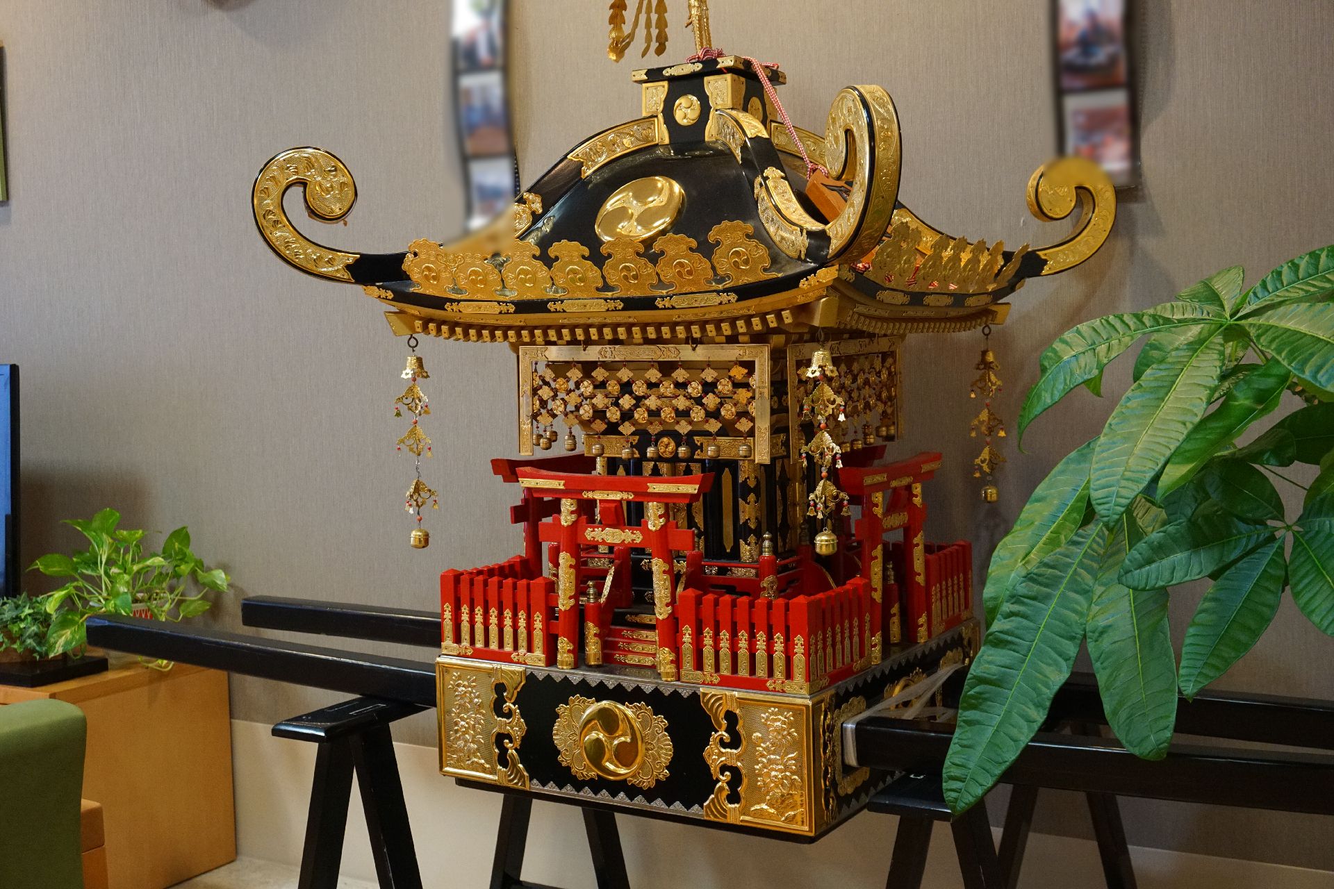 共有スペースに展示されている、祭りのときに使うお神輿