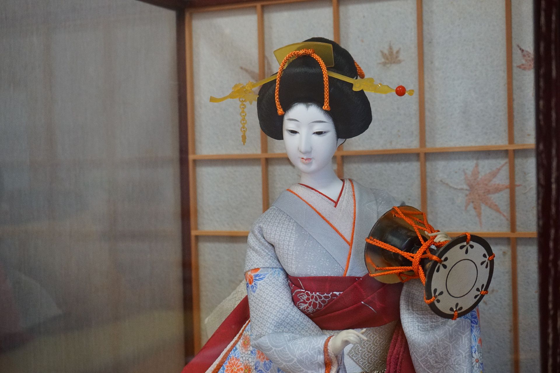 入居者の目の留まる場所に置かれている鼓を持った美しい人形