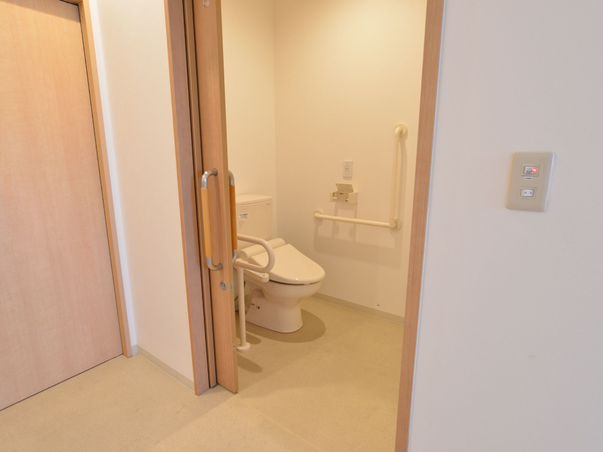 居室にあるトイレは引き戸なので弱い力でも簡単に開けて中に入れる。中には手すりも完備してあり、立つ際にも役に立つ。