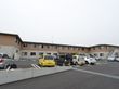 ホームの敷地はかなり広く、駐車スペースもかなり広々としている。ホームの周りには高い建物もなく開放感がある。