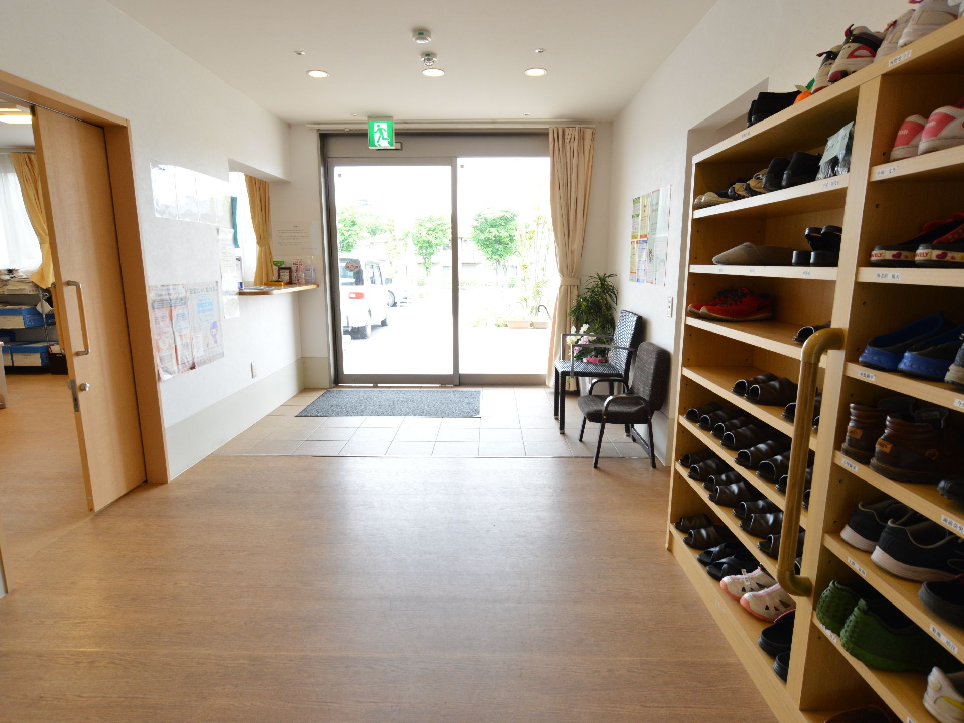 玄関はとても広々としている。入口付近には窓口があり、スタッフが常駐している部屋につながっている。玄関の様子が見れて防犯になる。