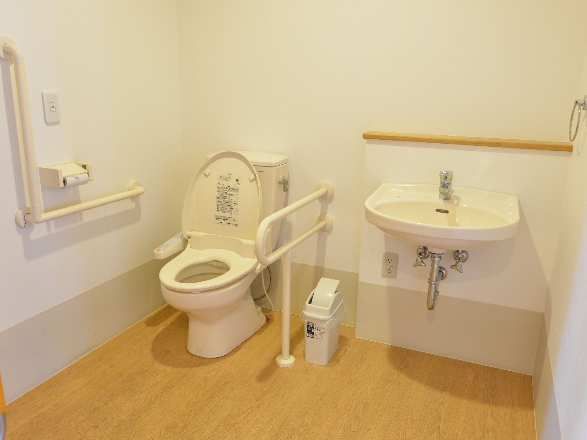 トイレはいつも掃除されていて綺麗に保たれている。壁や便座には手すりも完備しているので安全に利用できる。