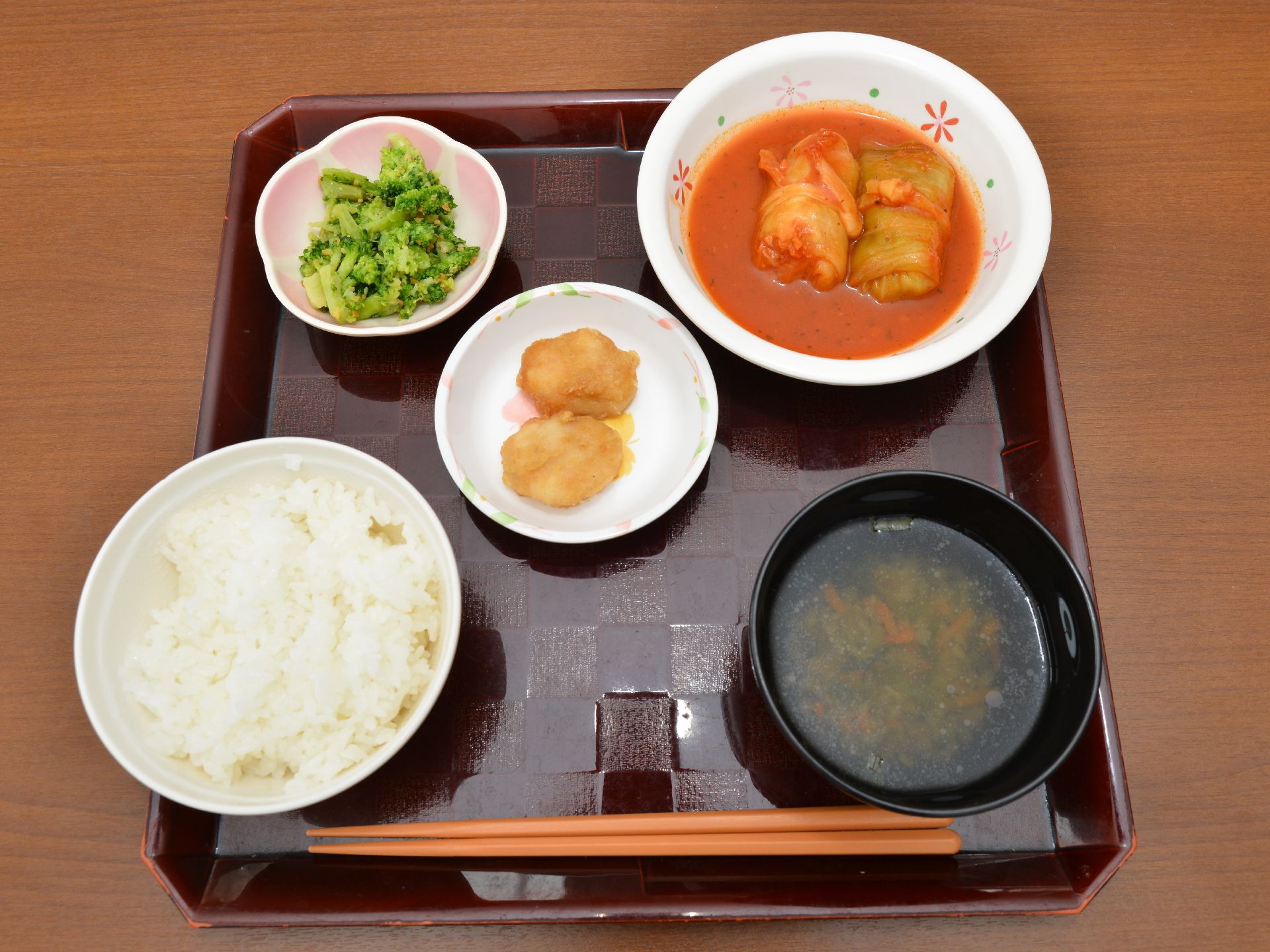 3食の食事のメニューは栄養のバランスをよく考えられている。彩りも考慮し食欲がわくように工夫されている。