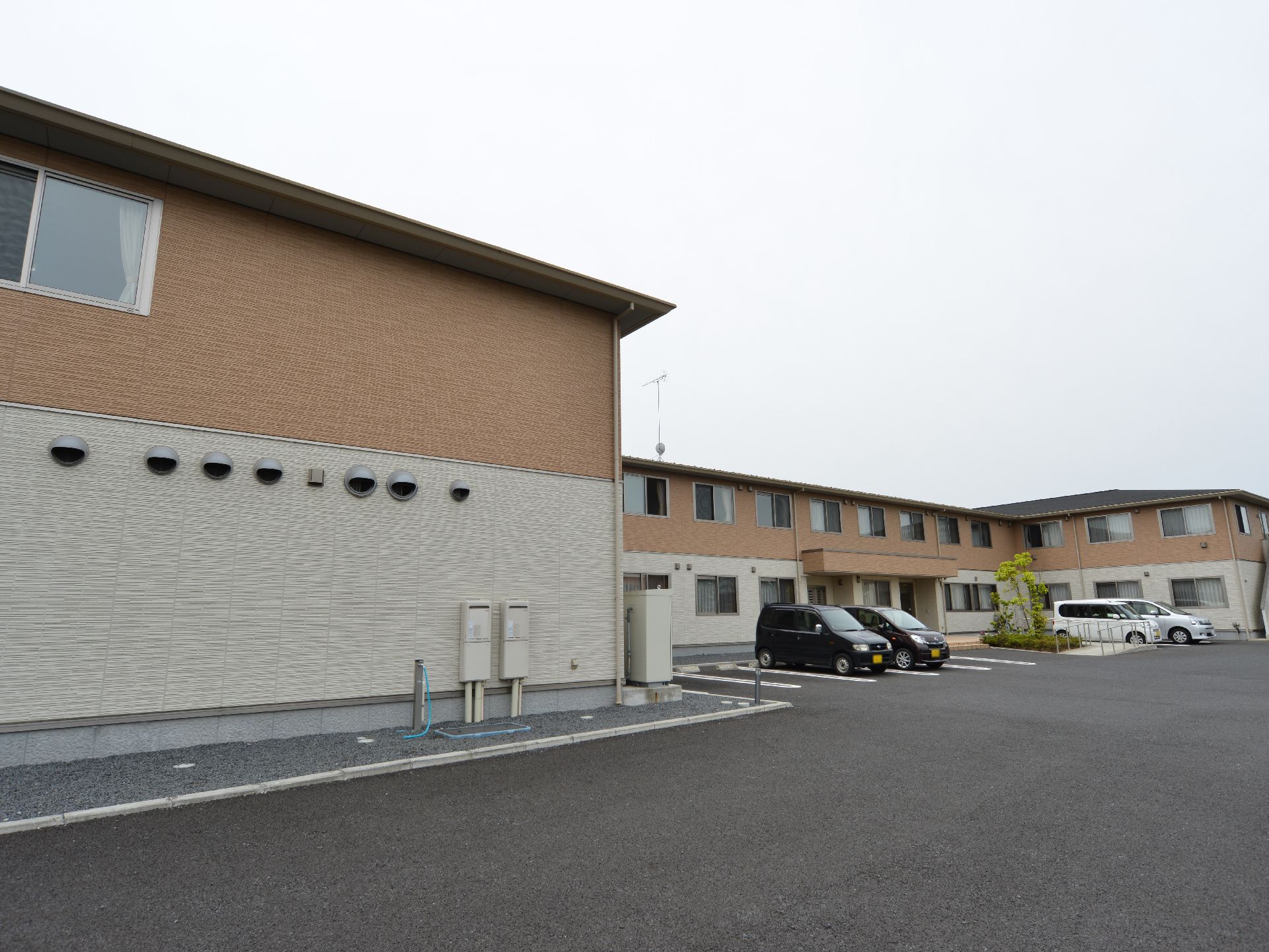 2階建ての建物は横に長く続いている。建物前には駐車スペースも取ってあり、かなりの余裕がある。玄関前まで車を持っていくことができる。