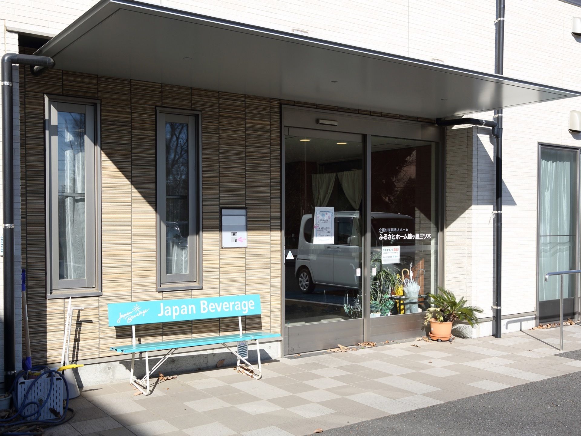 入り口の壁は落ち着いたブラウンのレンガ調になっており、自動ドアが設置されている。入り口には屋根が取り付けられている。