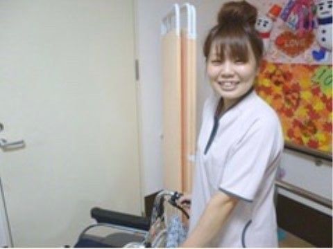 「ふるさとホーム鶴ヶ島三ツ木」のスタッフ３。愛想の良いスタッフが、入居者様の生活に華を添える。