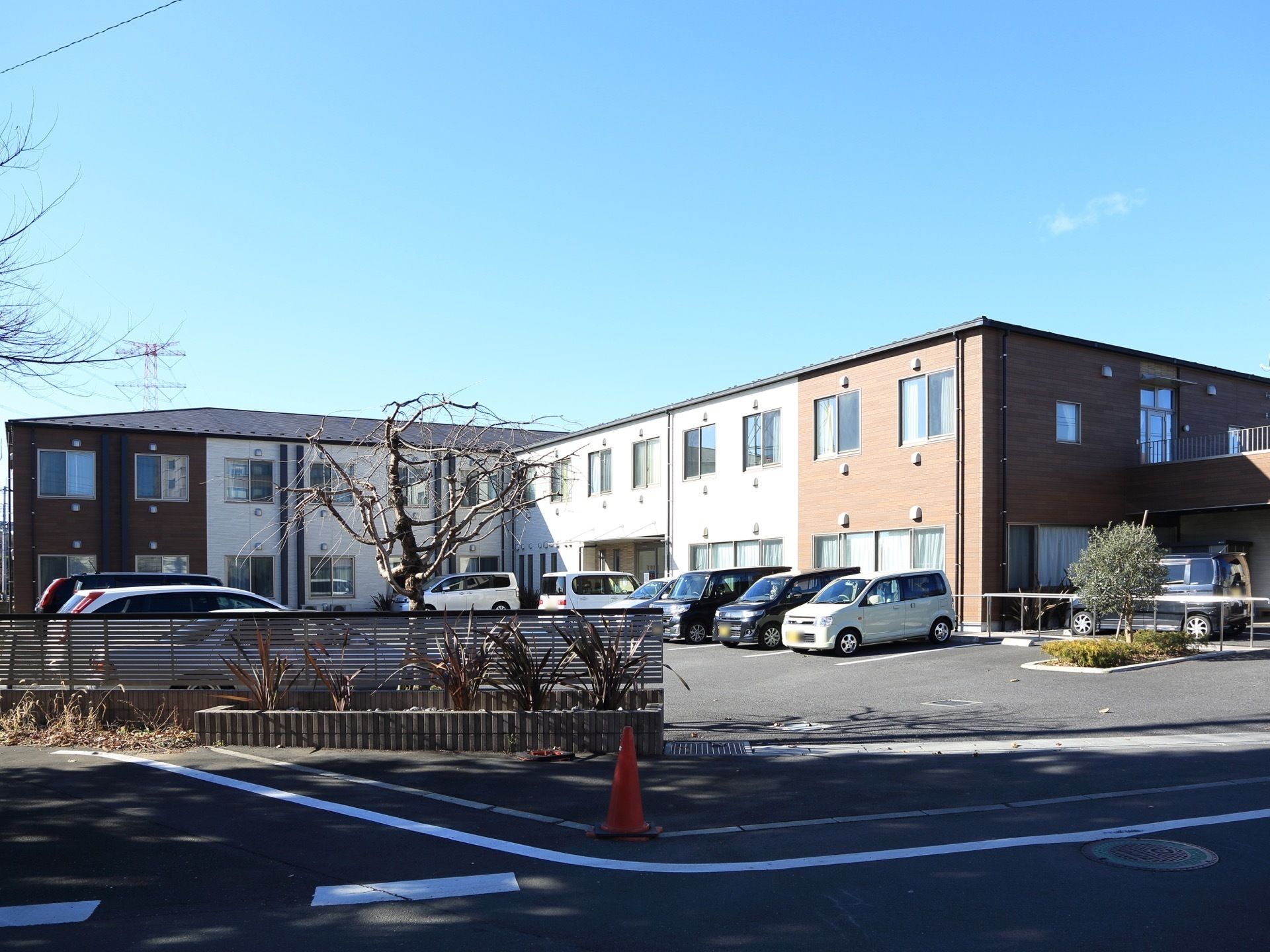 道路に面した広々とした敷地に立地している施設は2階建てで建てられており、敷地内には駐車場が完備している。
