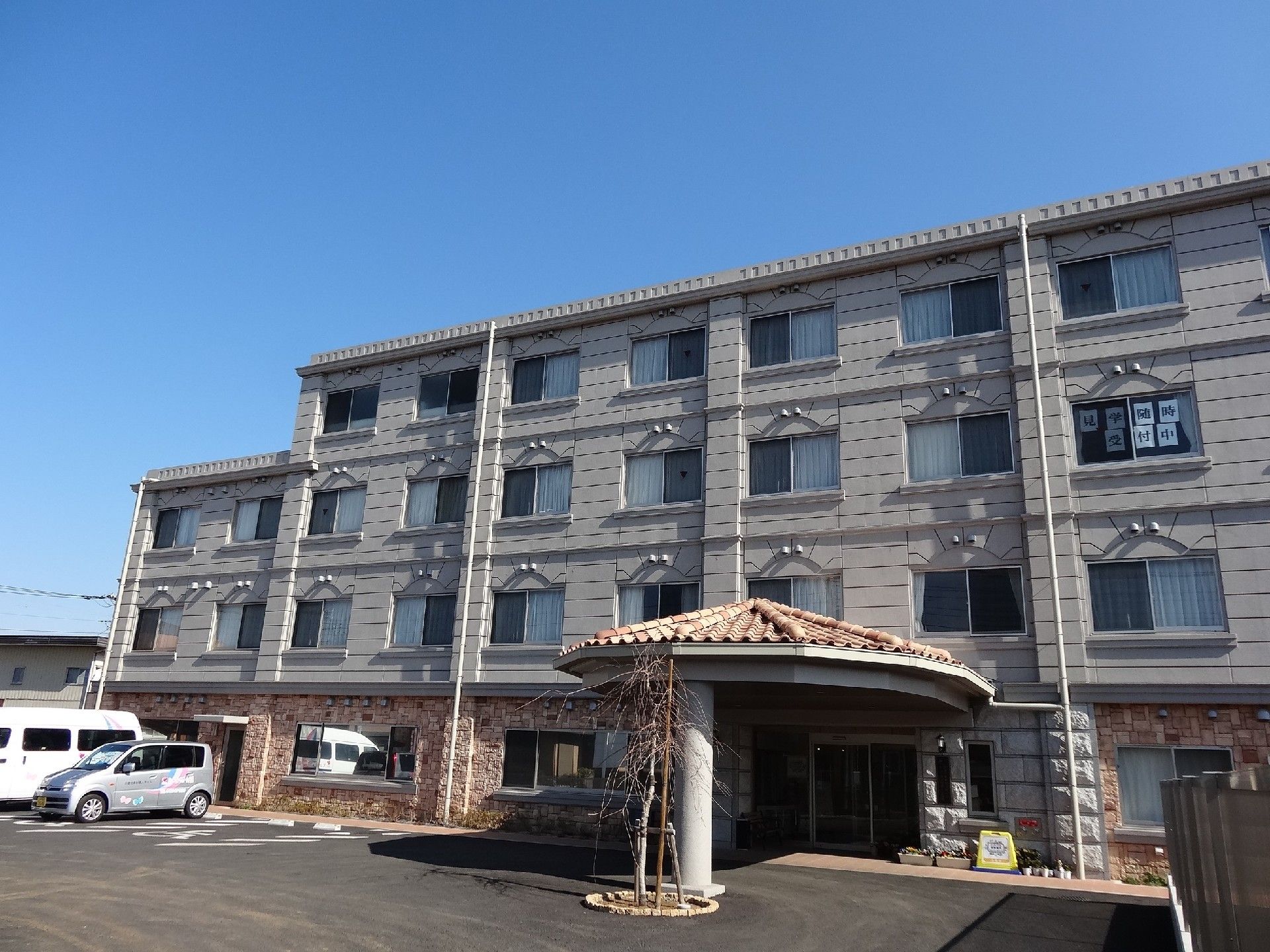 ４階建のおしゃれな雰囲気が漂う洋館である。建物の前に広い駐車スペースがあるので、車椅子への移乗がスムーズに行える。