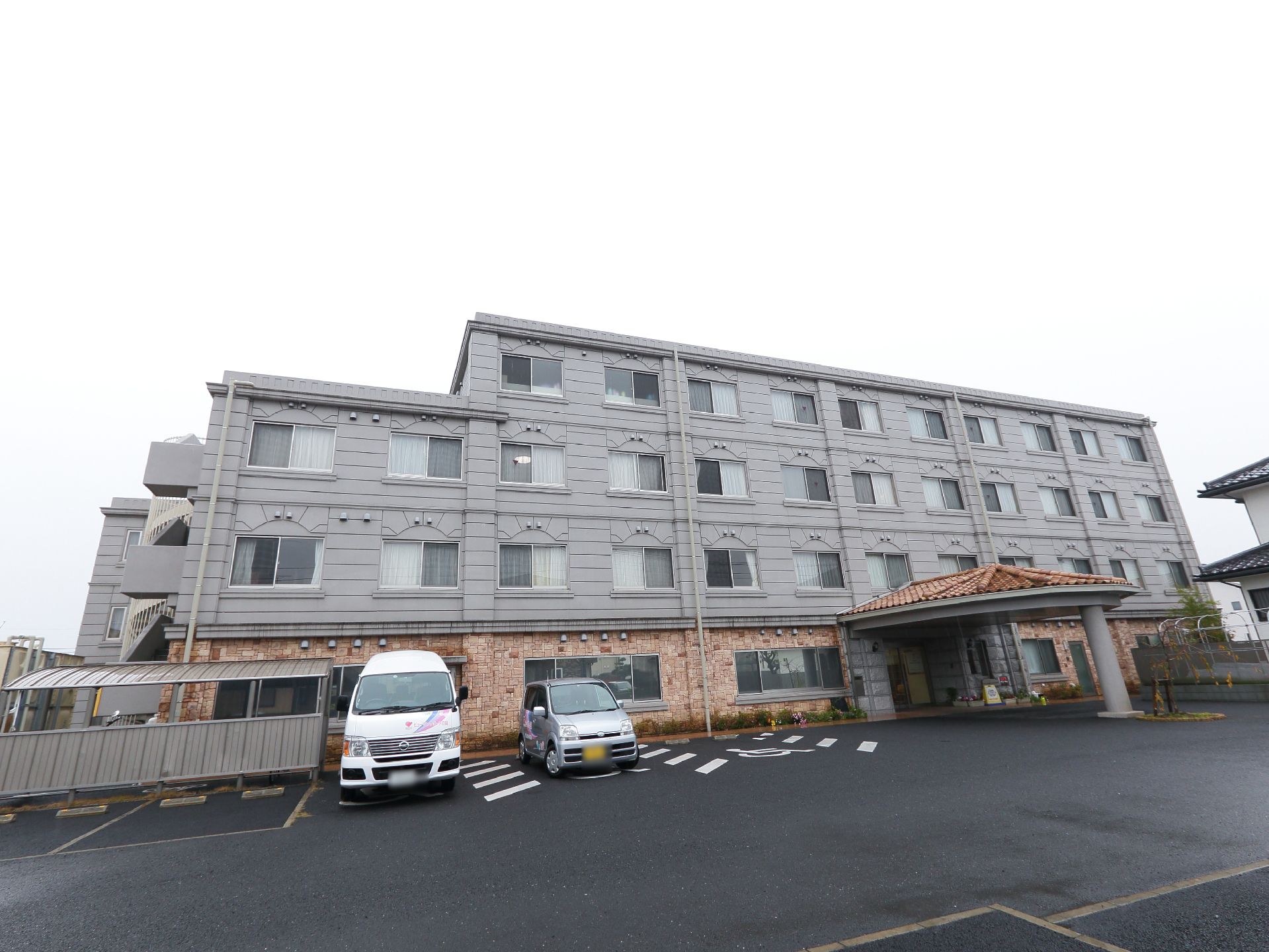 施設の外観はグレーとレンガ調の組み合わせが洋館のような雰囲気となっており、広々とした敷地に建てられている。