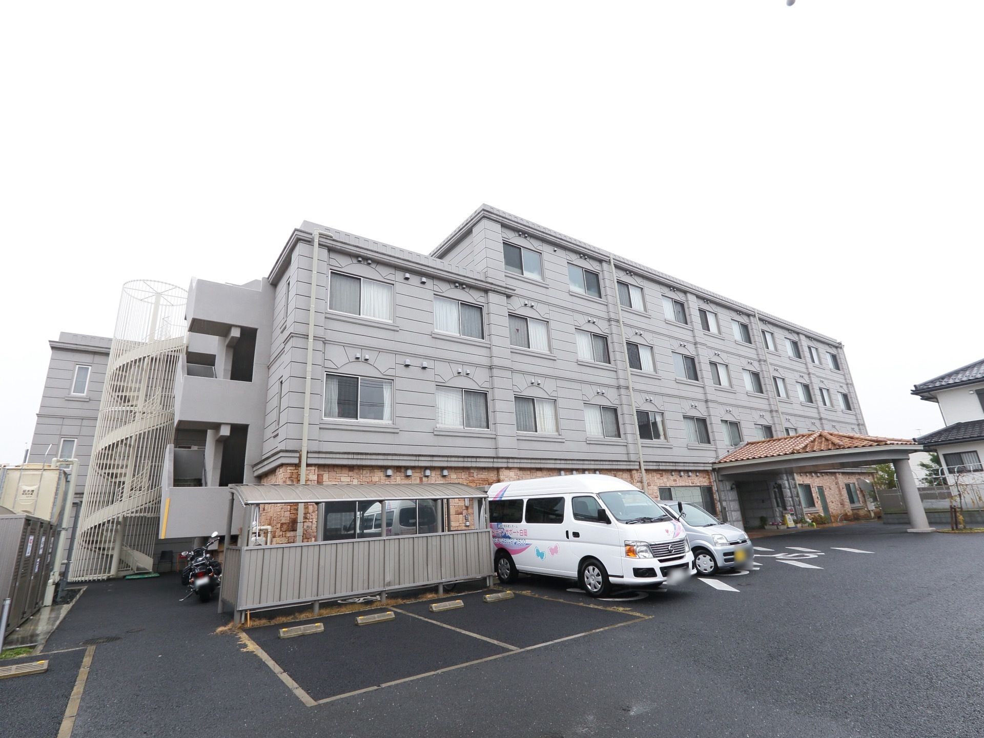 広々とした敷地に建てられている施設の外観はグレーを基調とした洋館のような佇まいになっている。敷地内に駐車スペースを完備している。