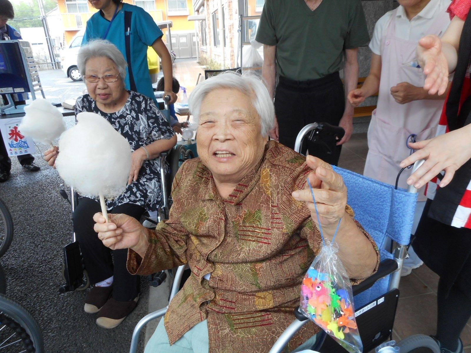 夏祭りを楽しまれた様子のにこやかな表情を浮かべる２名の車椅子をご利用の女性
