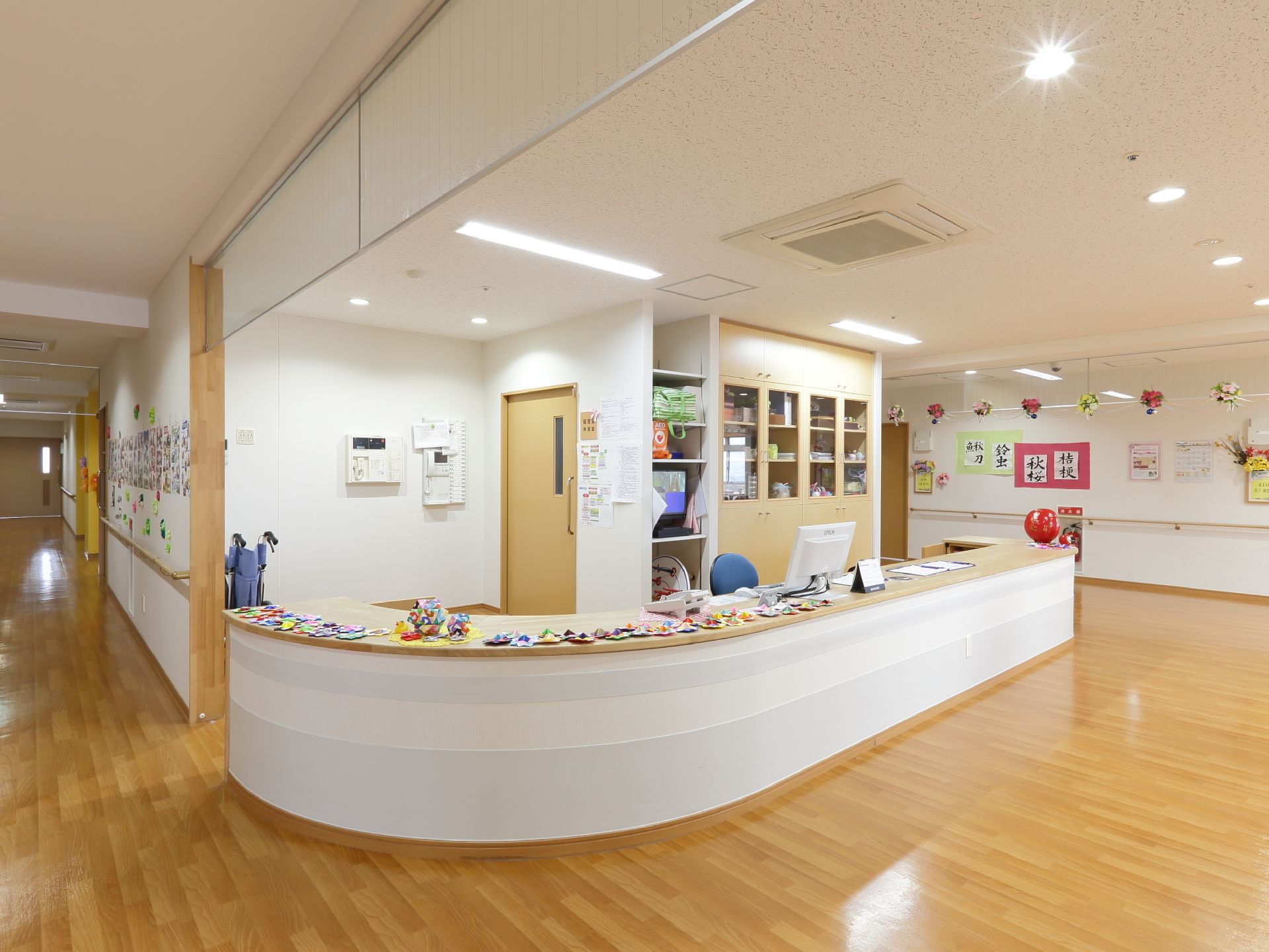壁にレクリエーションでの作品が展示され、コーナーに設けられたスタッフステーション