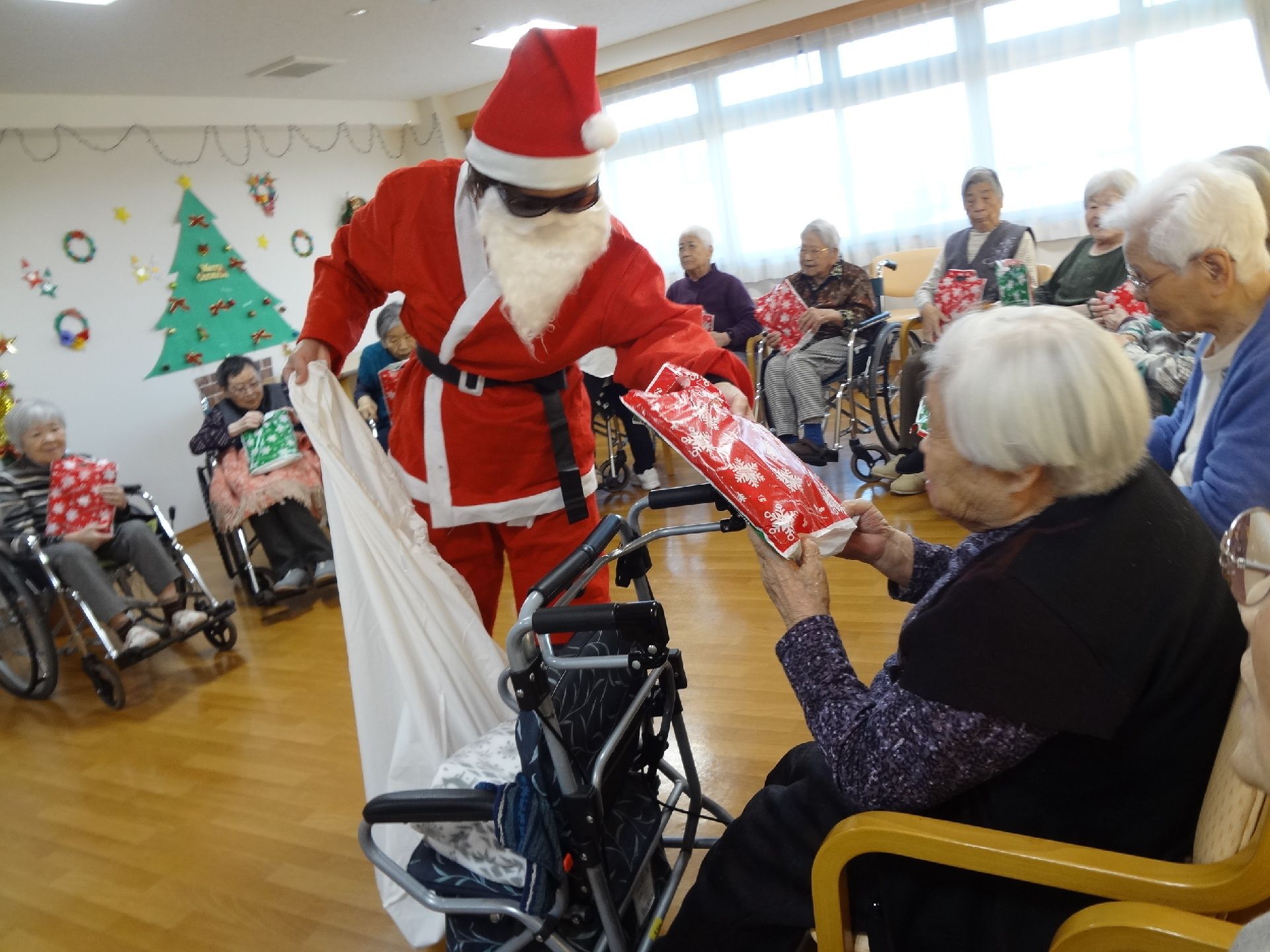 施設内ではクリスマス会が行われる。スタッフからプレゼントを渡したり、歌を歌ったり楽しいひと時を過ごしていただける。