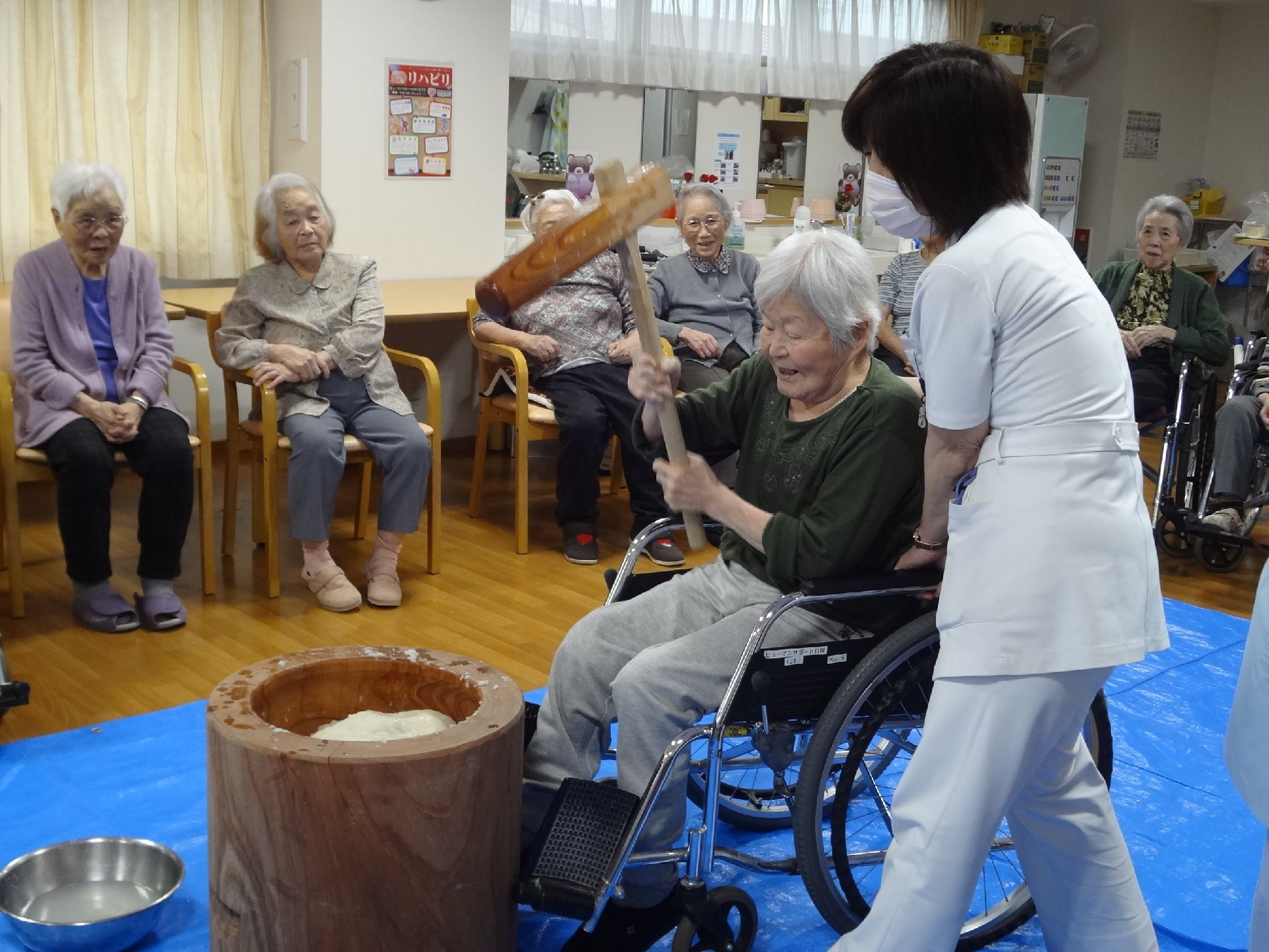 年末になると、施設内では餅つき大会が開催される。入居者様１人ずつスタッフの付き添いのもとでお餅をつく。