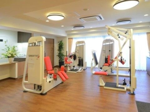 同メーカーのトレーニングマシンが数台設置されたリハビリルーム