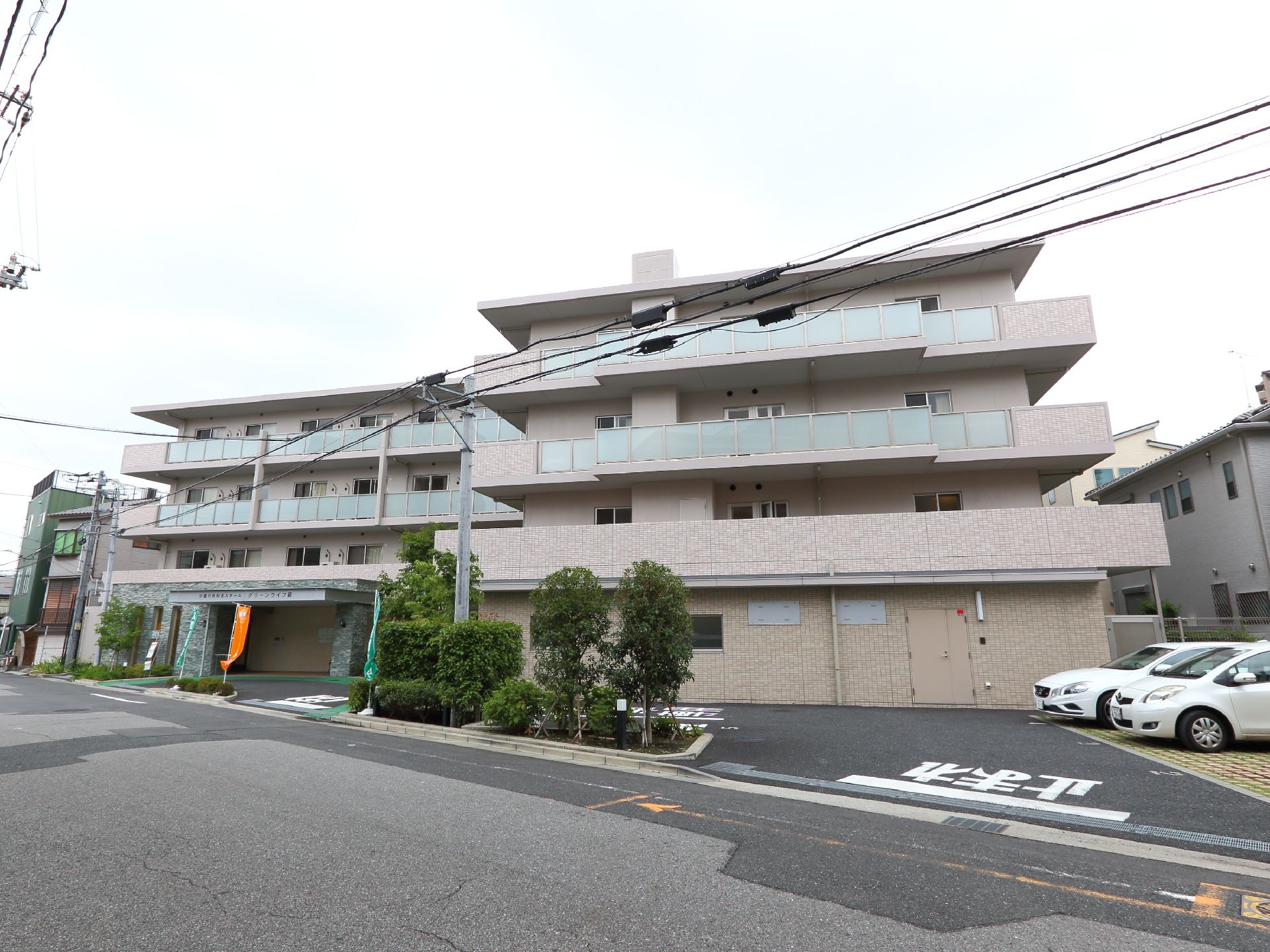 駐車場がある。しっかりした大きな建物で4階建てである。ベランダもある。落ち着いた雰囲気の施設となっている。