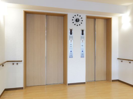 エレベーター前