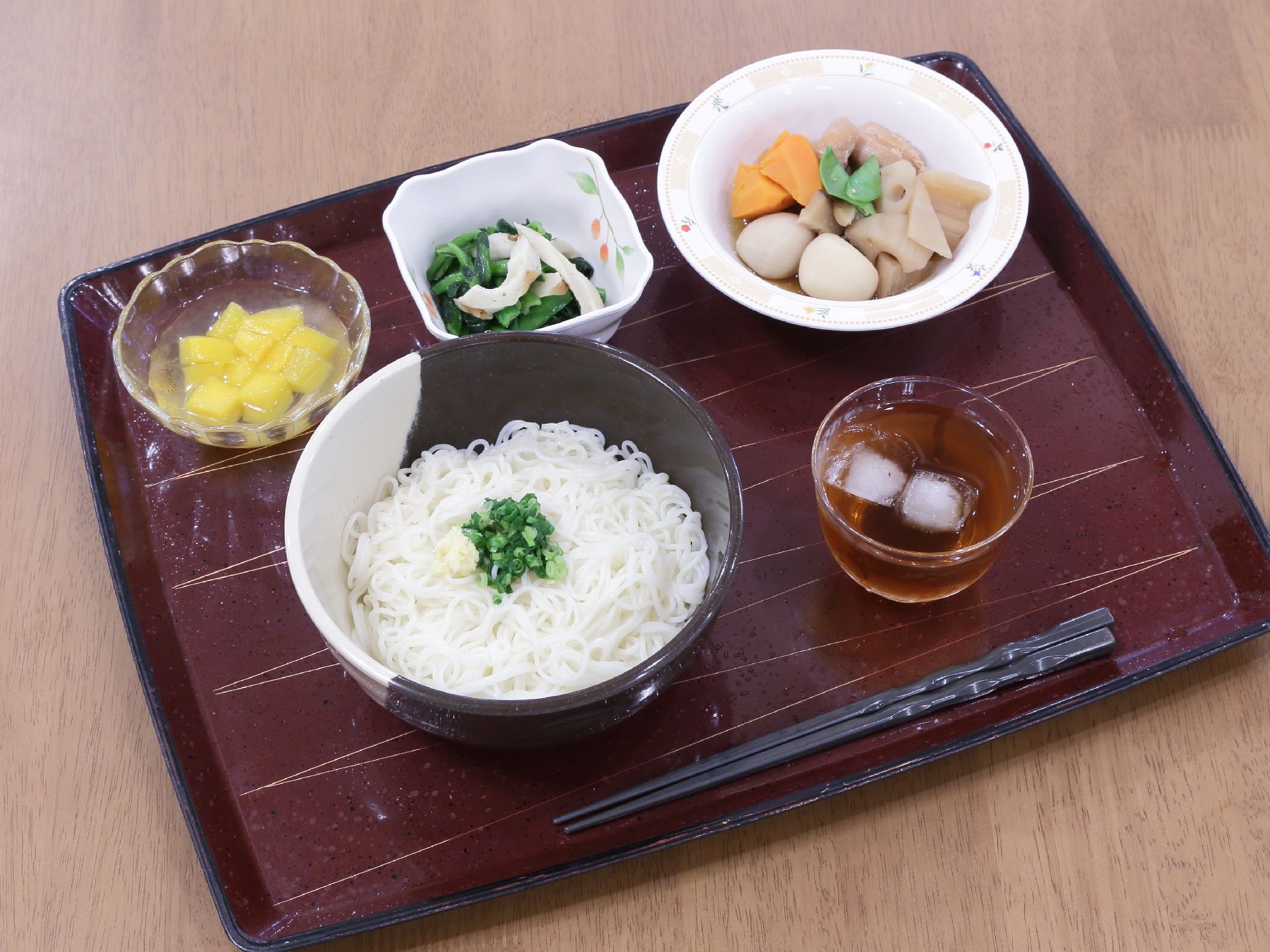 野菜たっぷりの食事である。色鮮やかなメニューで食欲をそそる。栄養を考えられており、身体に優しい工夫がされている。