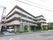 4階建ての建物で広い。入口に屋根がついており、雨の日も安心である。入口まで車が入れるのでとても便利である。