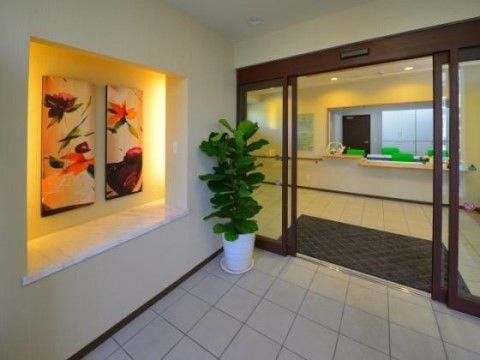 壁面に絵画が飾られるなど、高級感のあるエントランス。自動ドアなので車椅子をご利用の方もスムーズに出入りすることができる。