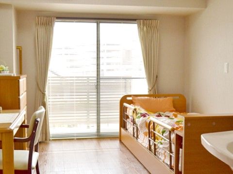 大きめの窓がある居室である。窓の外を見るときには、窓の近くにある手すりに掴まることが可能だ。また室内には、洗面台もあり設備が整っている。