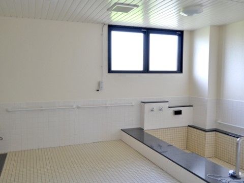 ホームには、大浴場がある。入居者様同士の交流の場であり、広々とした浴室でのんびりと湯につかる時間が持てる。