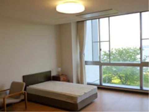 複合施設 ホーム・スイートホームきらり（介護付・住宅型併設）の居室。居室は完全個室制を採用しておりますので、毎日を安心してお過ごしいただけます。