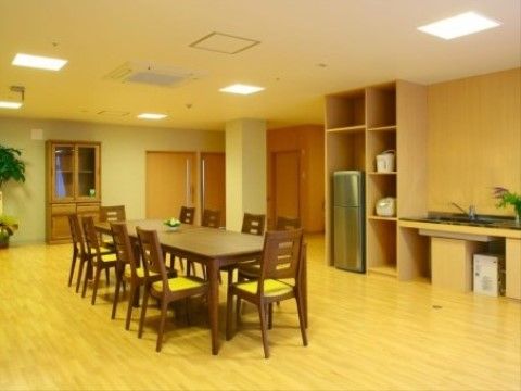 複合施設 ホーム・スイートホームきらり（介護付・住宅型併設）のリビング。入居者様同士が仲良く・親睦を深めていただける環境がございます。