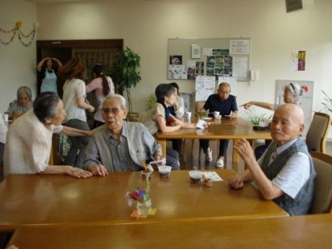 複合施設 ホーム・スイートホームきらり（介護付・住宅型併設）のきらり喫茶。ご友人とのご歓談を日々こちらで多くの方々にお楽しみいただいております。