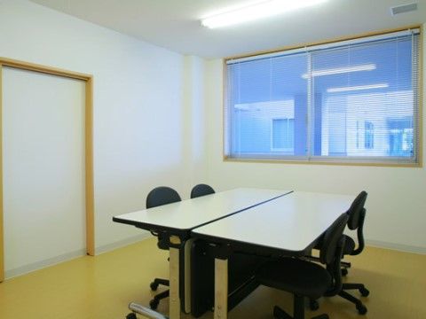 複合施設 ホーム・スイートホームきらり（介護付・住宅型併設）の相談室。日々の生活の中で不安や心配などをお気軽にスタッフまでご相談いただける個室がございます。
