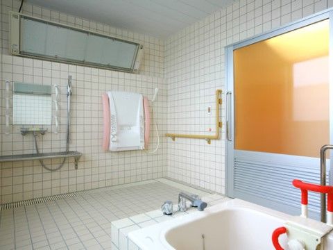 複合施設 ホーム・スイートホームきらり（介護付・住宅型併設）の浴室。プライバシーを守りながらゆっくりとご自宅のようにご入浴をお楽しみいただけます。