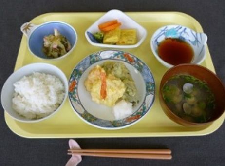 複合施設 ホーム・スイートホームきらり（介護付・住宅型併設）の食事。飽きのこない、豊富なメニュー・献立を日々作成しております。