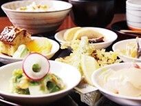 天ぷらの盛り合わせや、らっきょう漬けやサラダ