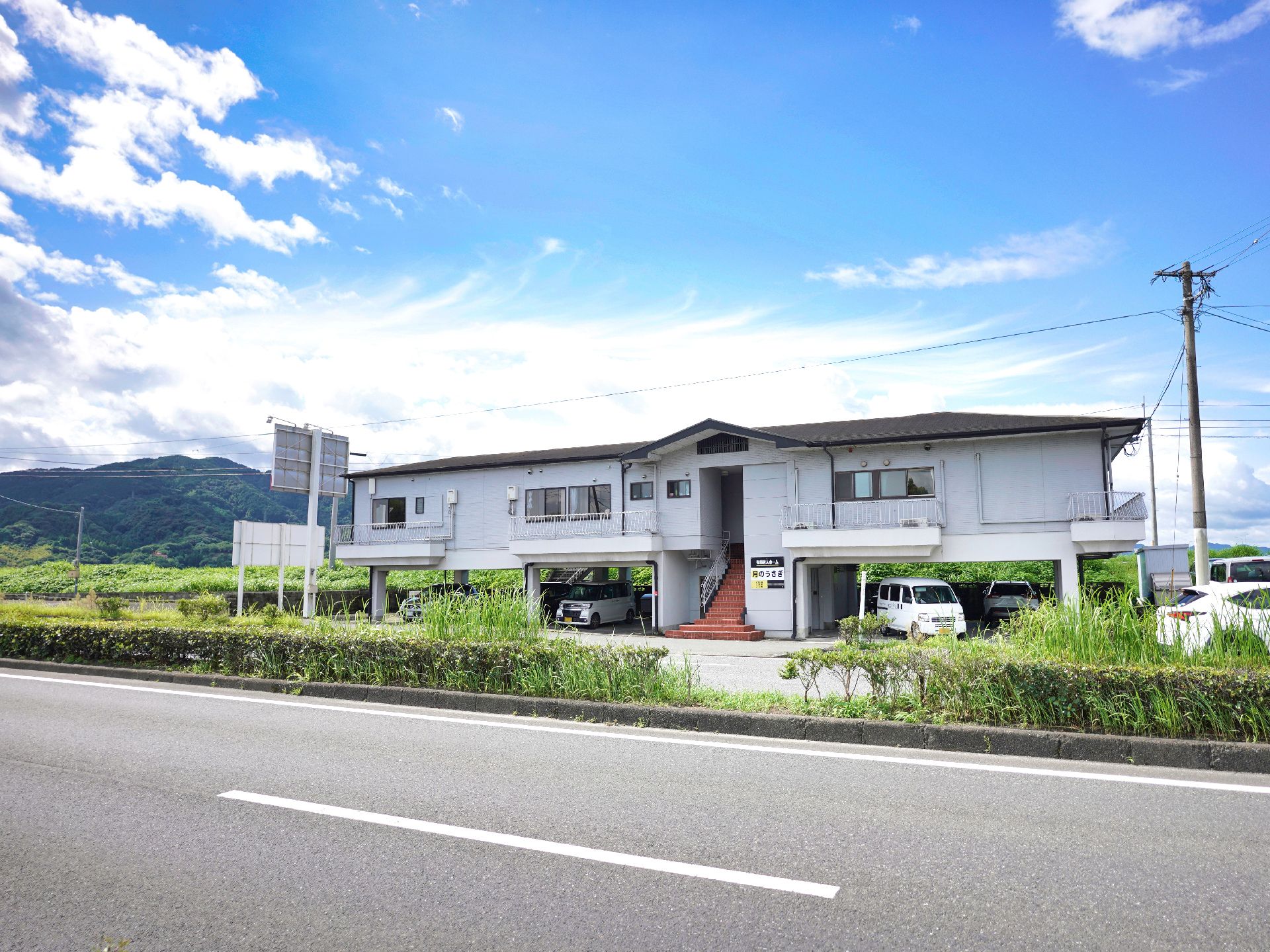 2階建ての施設には、1階には広い駐車場が完備されている。2階は入居者様の居室フロアとなっている。