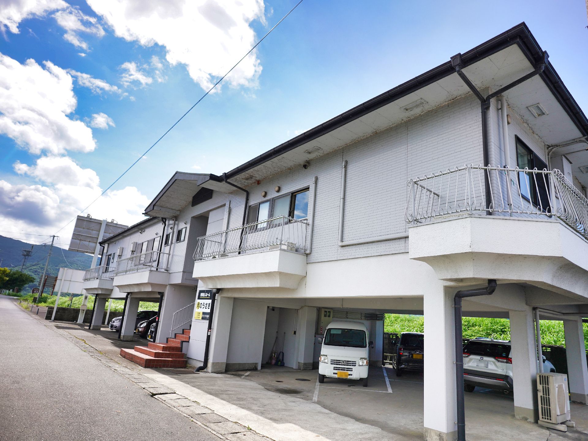広い駐車場で、たくさんの車を停めることができる。屋根が付いているので、雨の日にも傘の必要がなく乗り降りできる。