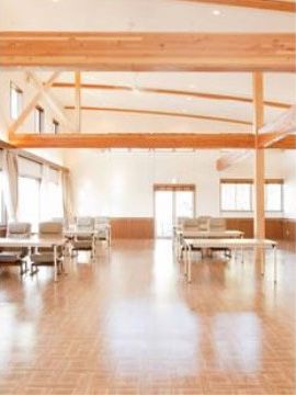 ワールドステイともべのダイニング。日々多くの入居者様で大いに賑わう、明るいお食事風景となっております。