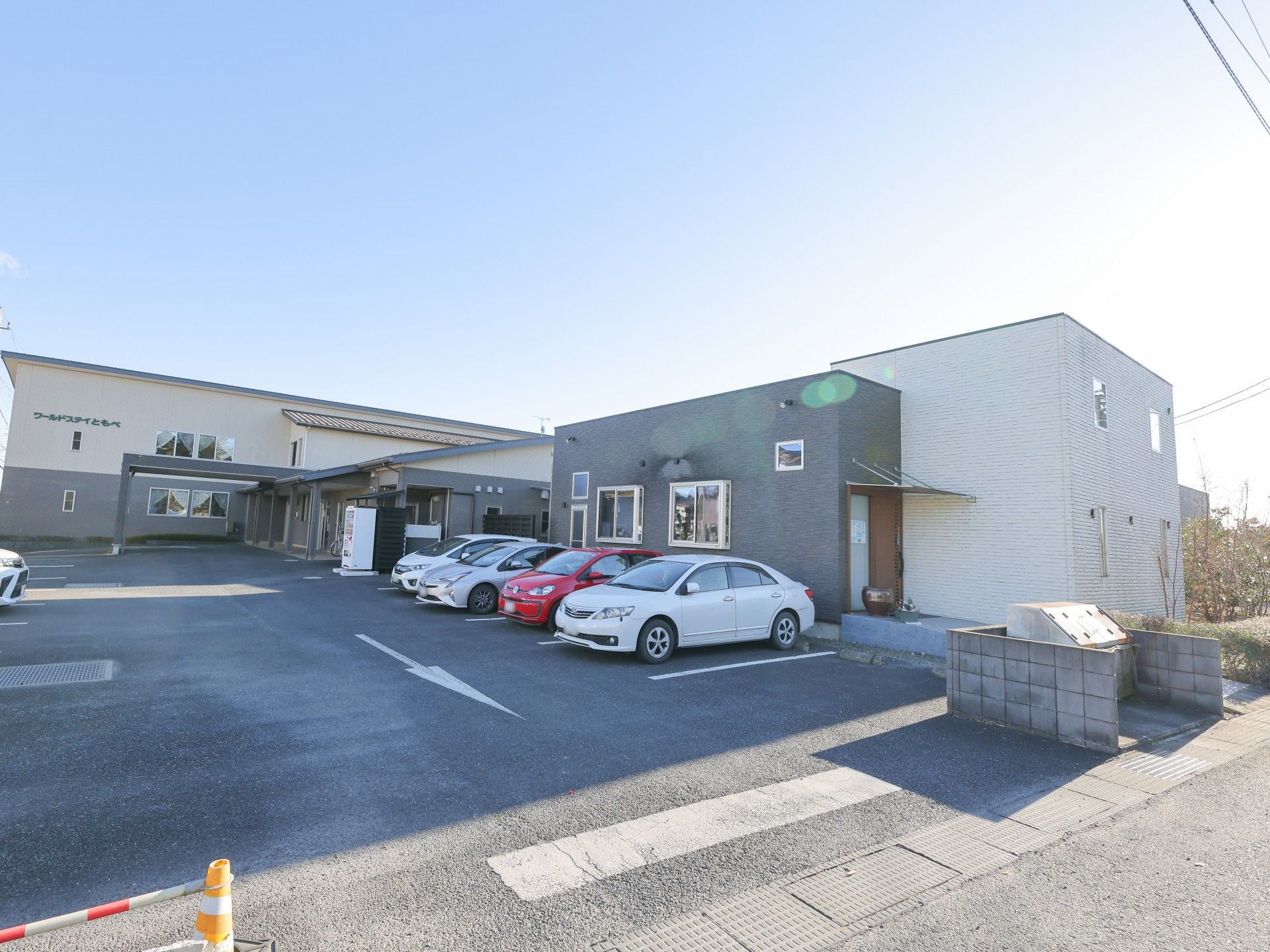 駐車場のある建物外観