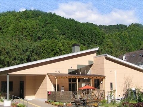 施設は自然に囲まれている。屋根は斜めになっている。玄関前には、手すりのついたスロープが設けられている。