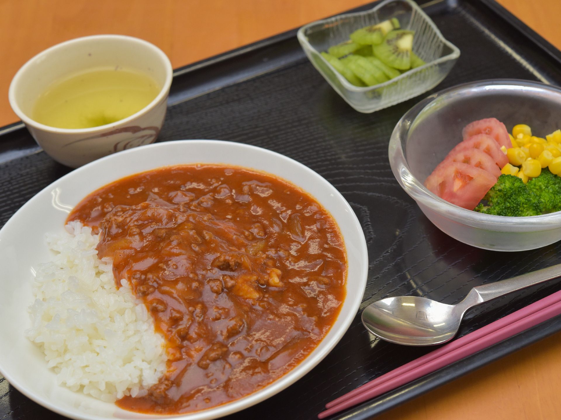 温かい料理は暖かく、冷たい料理は冷たくして提供されているある日の献立