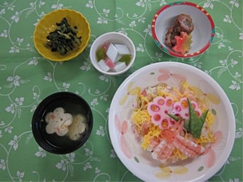 有料老人ホーム プリマヴェラの食事。栄養バランスの整ったおいしいお食事を毎日作りたてでご提供しております。