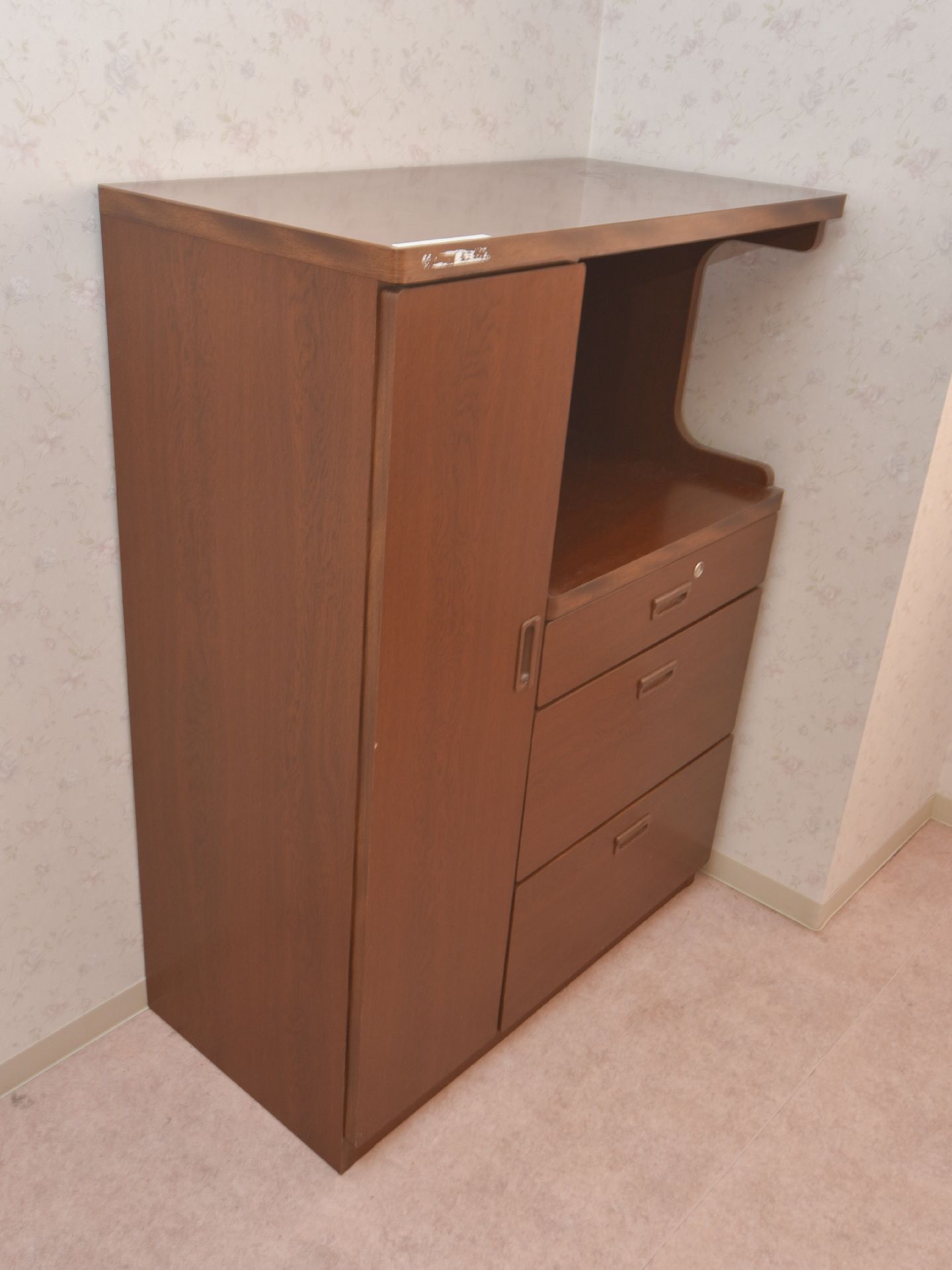 チェストは備え付けの家具である。引き出しが多く付いているので、重要なものを片付けておく時などとても重宝する。